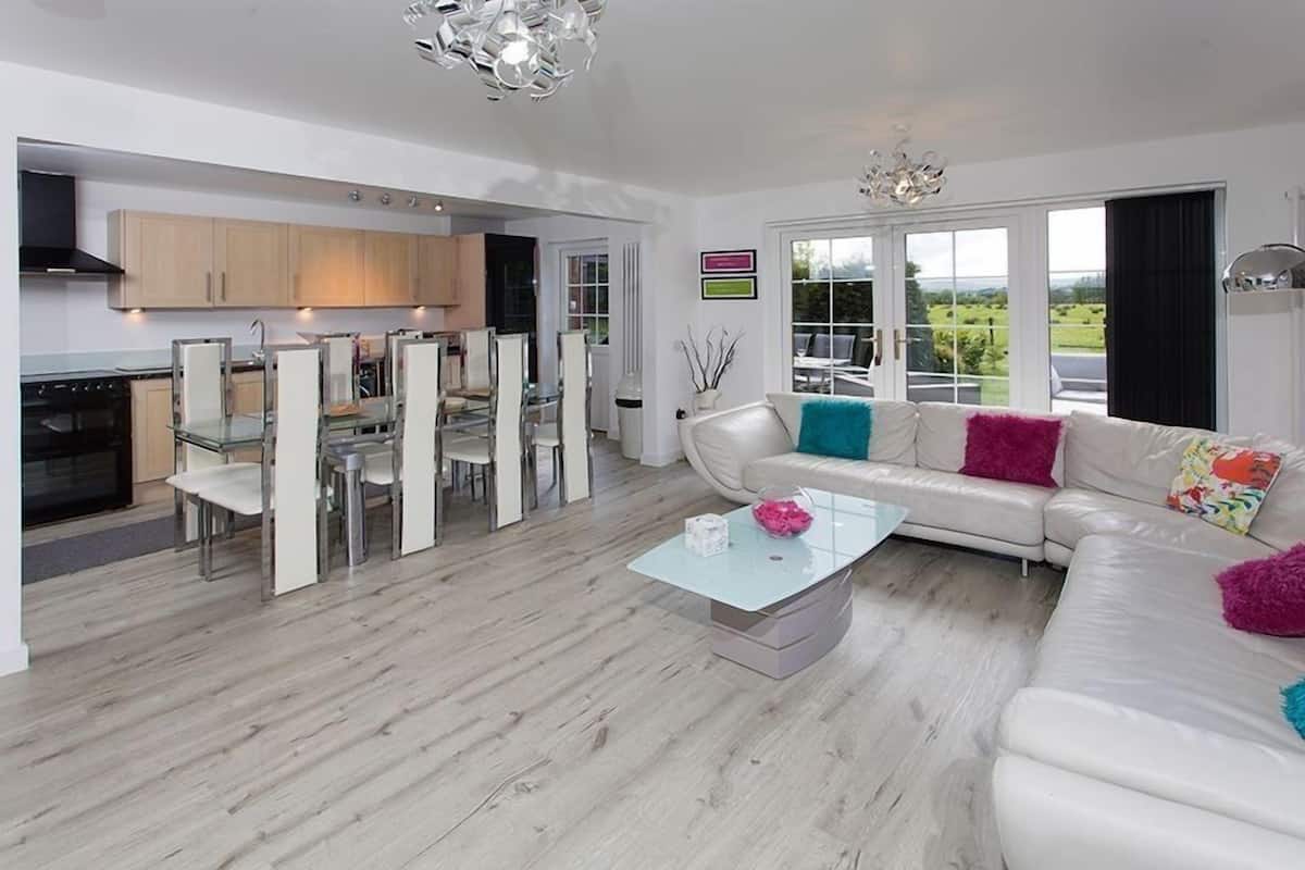 Deluxe-Chalet, 4 Schlafzimmer, Nichtraucher, Whirlpool (The Party Lodge) | Eigene Küche | Kühlschrank, Mikrowelle, Ofen, Herdplatte