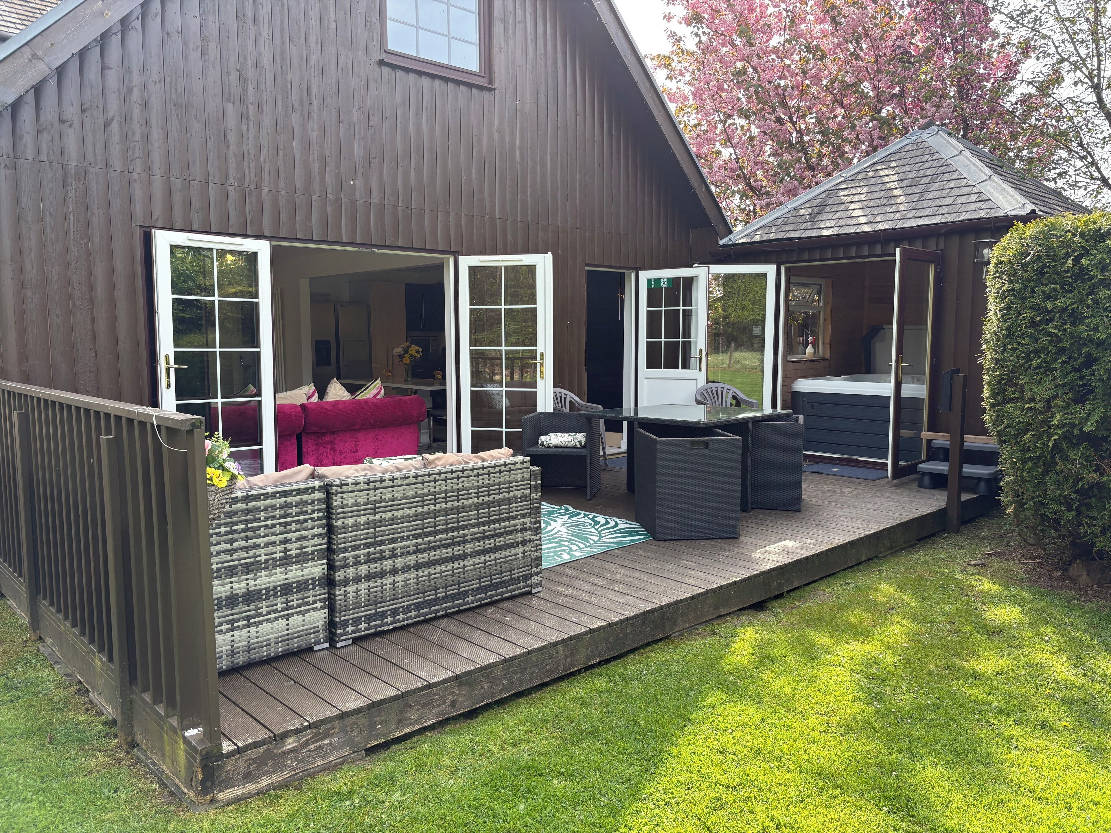 豪華木屋, 4 間臥室, 非吸煙房, 熱水浴缸 (The Party Lodge) | 露台/庭院