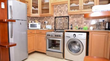 Refrigerador, microondas, horno, placa de cocina