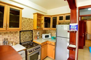 Fridge, microwave, oven, stovetop - Corinya Serviced Apartments (Entebbe)
