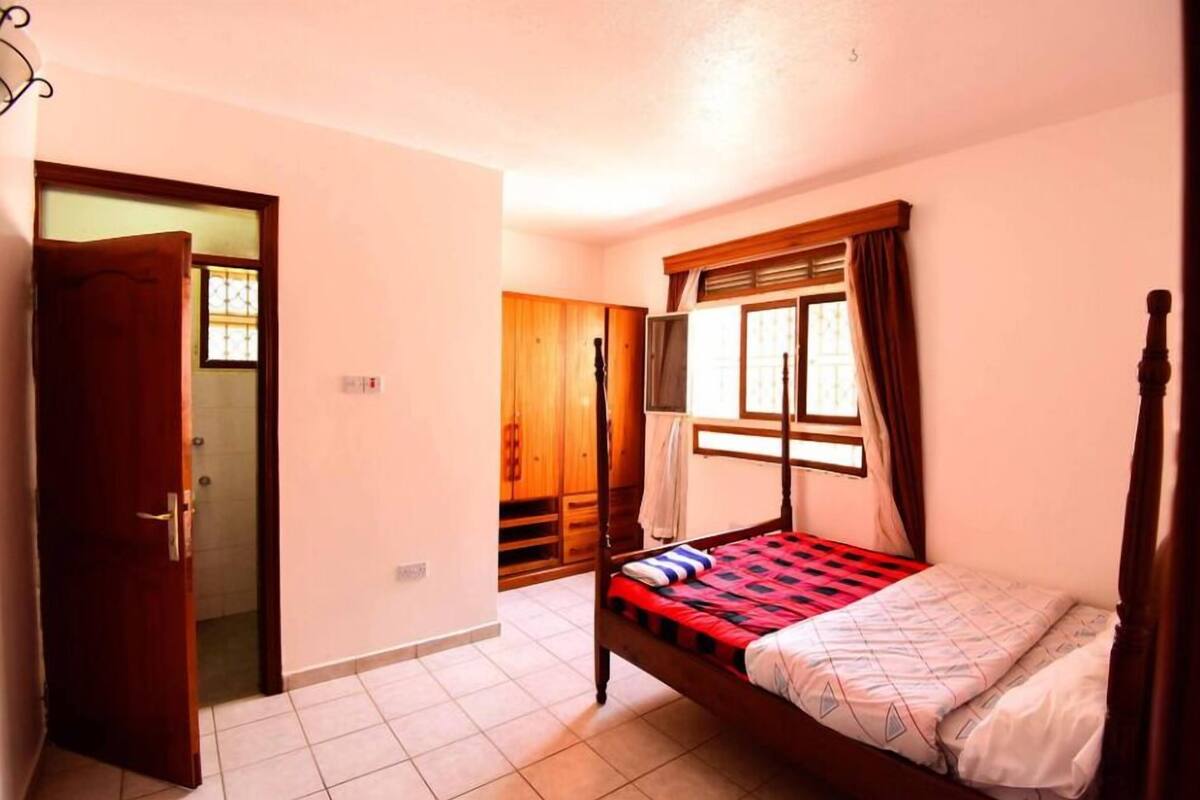 Espacio para trabajar con laptop y cortinas blackout 