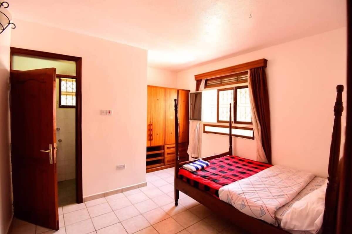 3 bedrooms, laptop workspace, blackout drapes, soundproofing