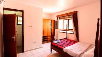 3 bedrooms, laptop workspace, blackout curtains, soundproofing