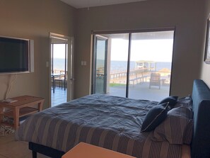 5 bedrooms, iron/ironing board, travel crib, free WiFi - The Bay House Kemah - Houston area Bayfront Home w/ Elevator & Bay Views (Kemah)