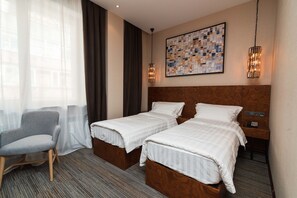 Habitación básica con 2 camas individuales, 2 camas individuales, para no fumadores | Caja de seguridad en la habitación, escritorio y cortinas blackout 