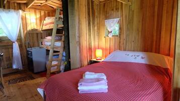 Blackout drapes, free WiFi, bed sheets