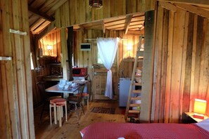 Tree House, Terrace | Living area - Cabane dans les Arbres - Tree House (Saint-Thomas-de-Courceriers)
