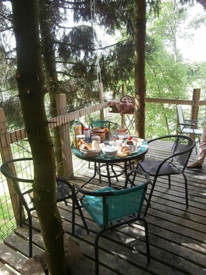 Tree House, Terrace | Terrace/patio - Cabane dans les Arbres - Tree House (Saint-Thomas-de-Courceriers)