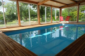 Inomhuspool och solstolar