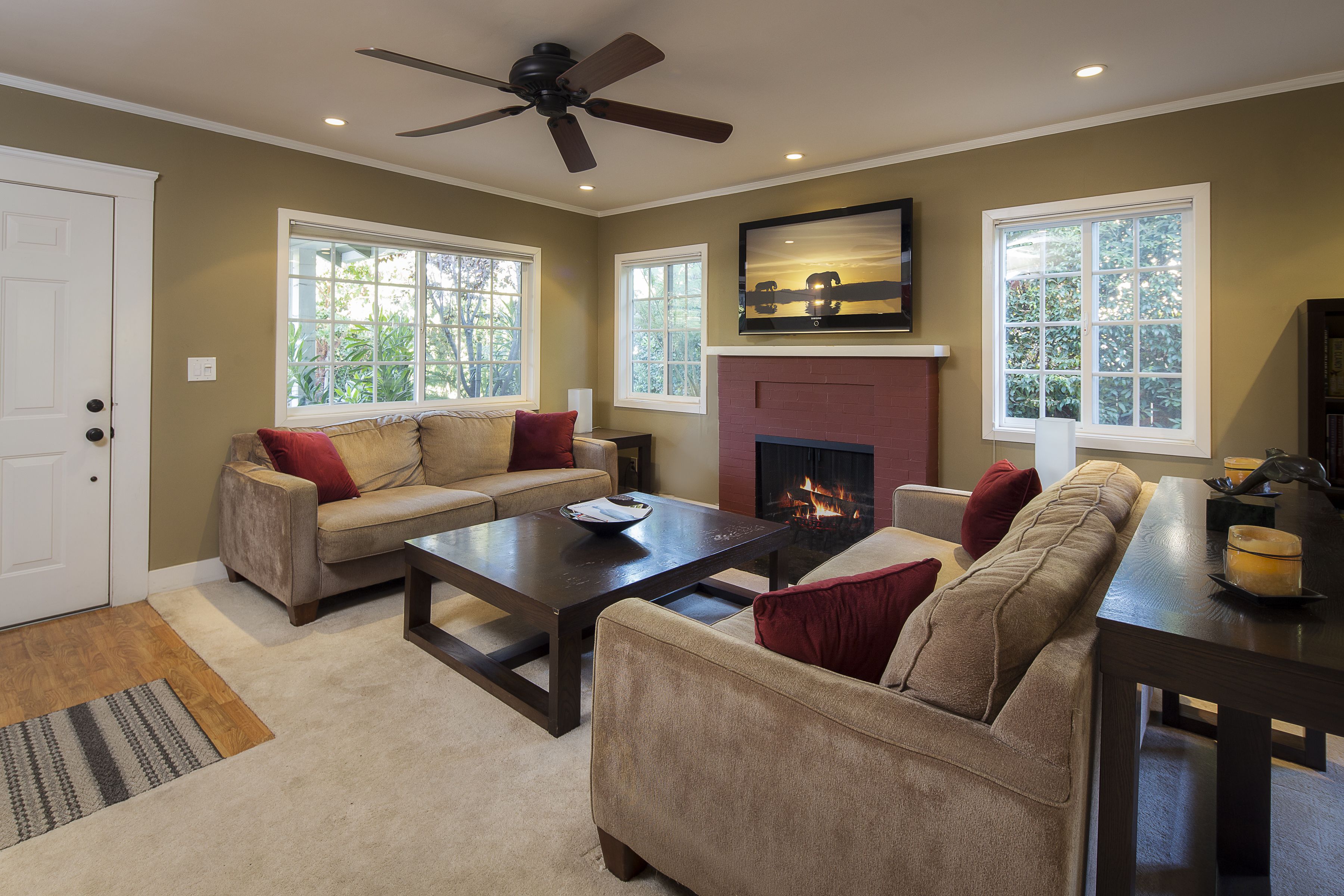 Flat-screen TV, fireplace, DVD player