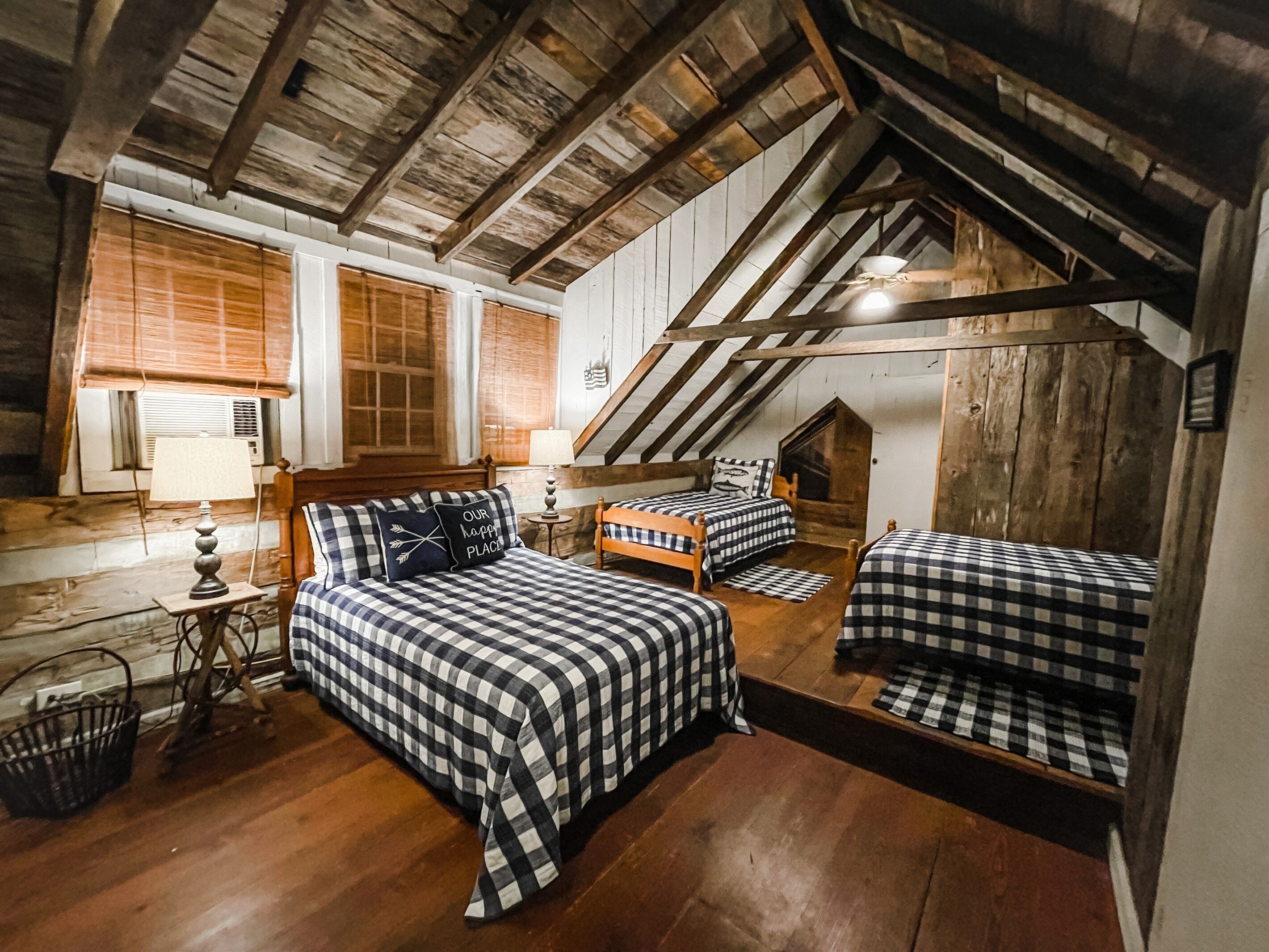 Pet Friendly 1800’s cabin! Stay with us for Weddings, Wineries, and more!