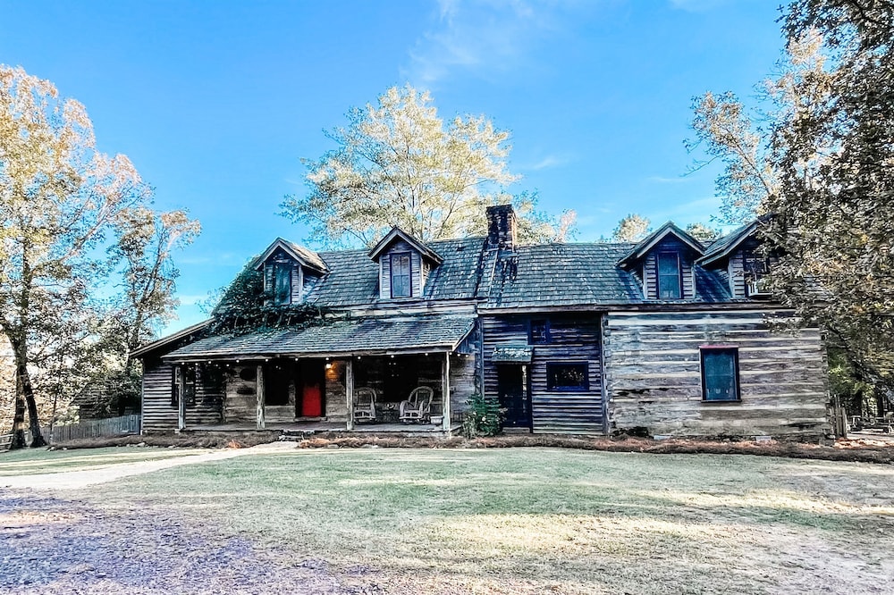 Pet Friendly 1800’s cabin! Stay with us for Weddings, Wineries, and more!