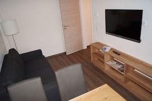 Apartment, Balcony (15) | Living area | Flat-screen TV - Braumeister Döbler - Ferienwohnungen (Bad Windsheim)