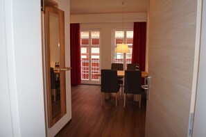 公寓, 陽台 (12) | 低過敏寢具、舒適加層、客房內保險箱、遮光布/窗簾