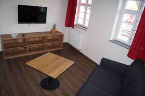 City Apartment, City View | Living area | Flat-screen TV - Braumeister Döbler - Ferienwohnungen (Bad Windsheim)