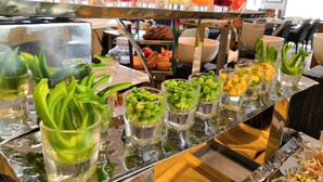 Un bufé con diversos alimentos y bebidas.