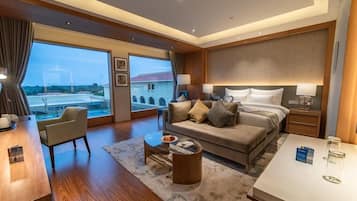 Room, 1 King Bed, Non Smoking | Premium bedding, down comforters, memory foam beds, minibar