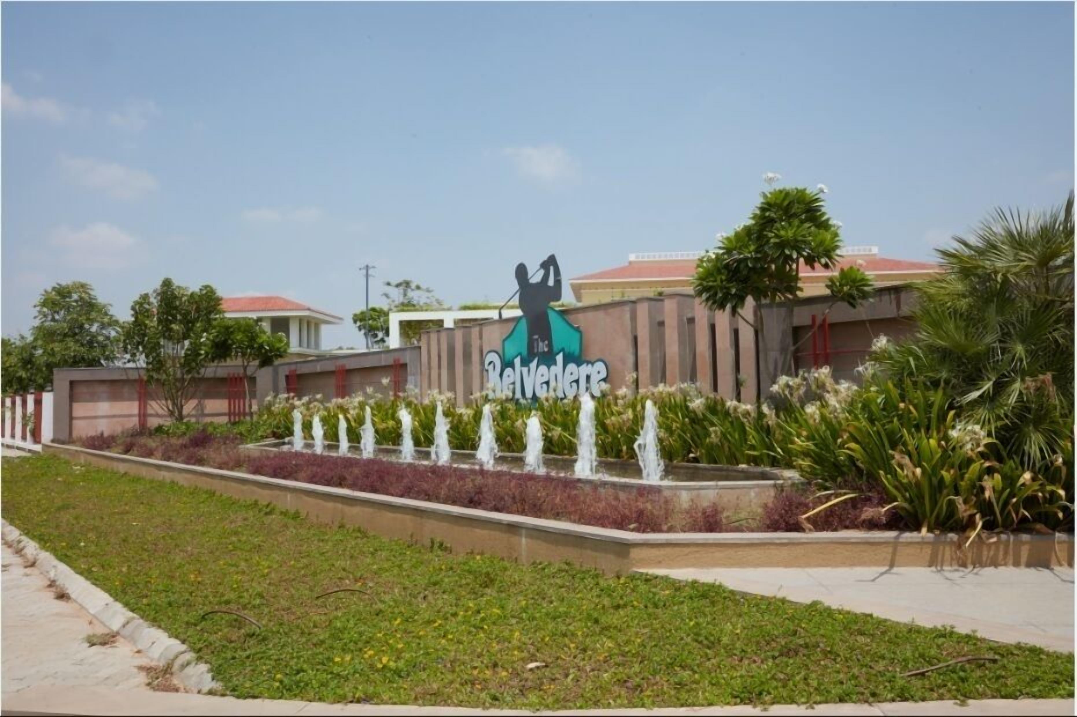 A hotel entrance with a sign reading "Relendere" and a fountain in the foreground.