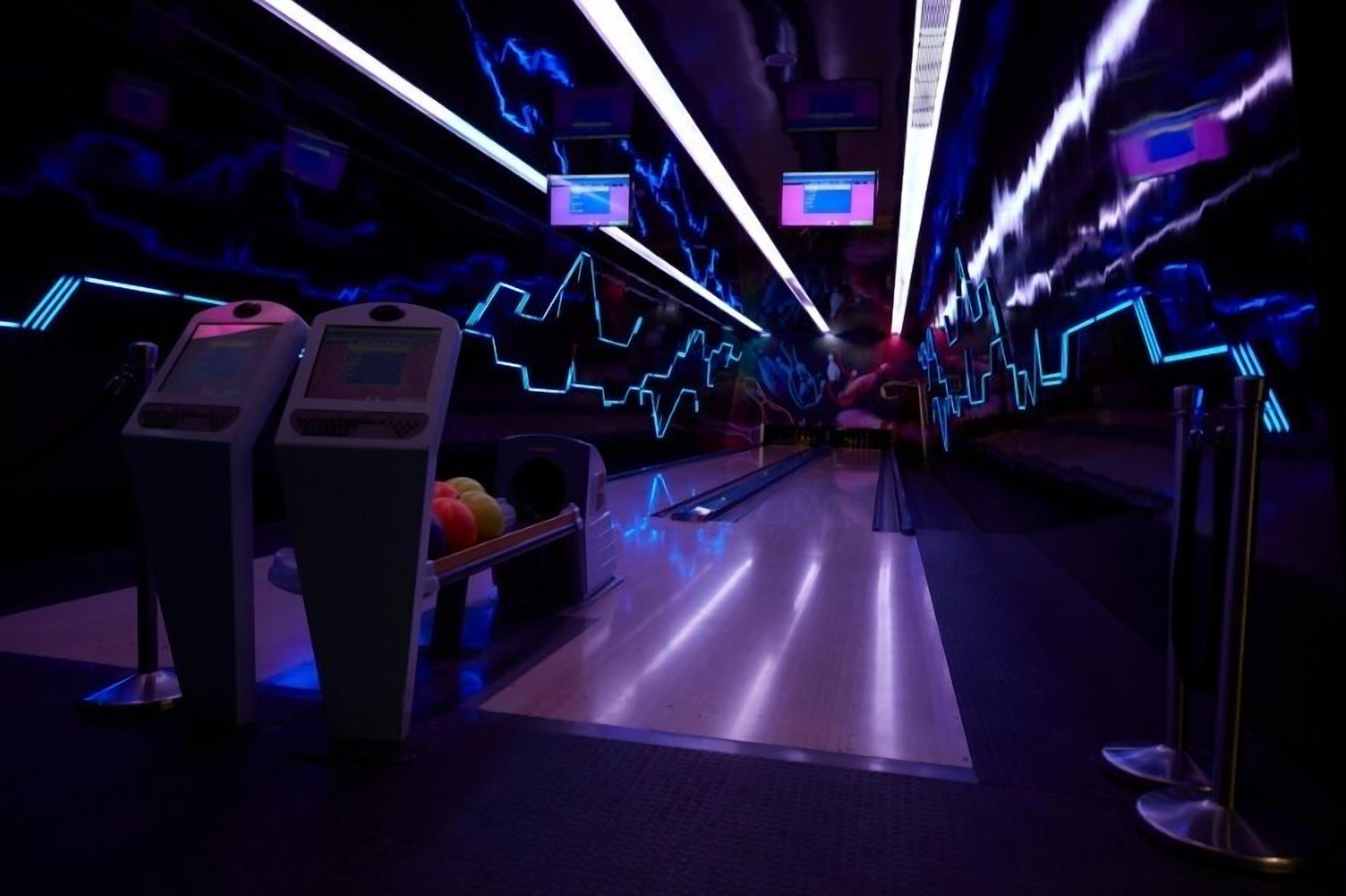 Un bowling avec des néons et des pistes de bowling.