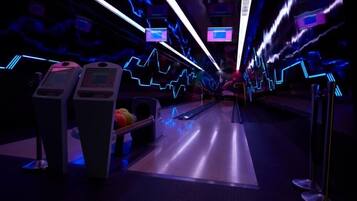 Un bowling avec des néons et des pistes de bowling.