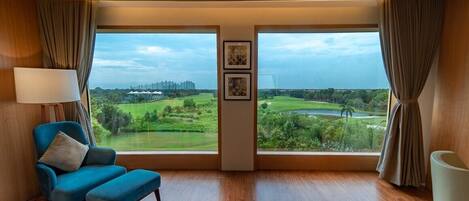 Executive Room, 1 King Bed, Golf View | Golf view