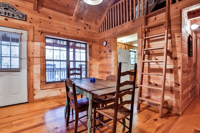 Great Smoky Mountain Creekside Cabin