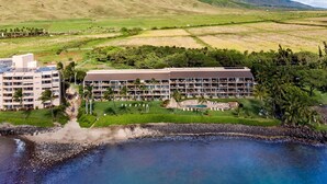 A resort with multiple buildings, a pool, and a beach. - Maalaea Banyans 411 - Modern Renovation, Direct Ocean Front, Incredible View, AC (Wailuku)
