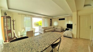 Villa, 3 chambres | Coin séjour