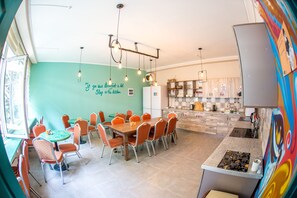 Eenvoudige tweepersoonskamer, 1 queensize bed, gedeelde badkamer | Privékeuken | Een koelkast, een magnetron