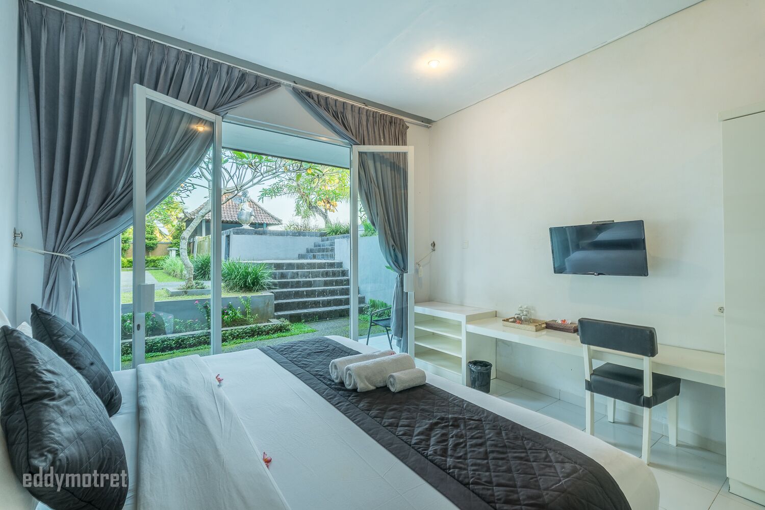 A Luxury deluxe room in rice paddy, Ubud