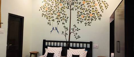 5 chambres, coffres-forts dans les chambres, bureau