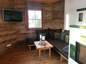 Nhà gỗ Deluxe, quang cảnh núi (incl. cleaning fee 150EUR) | Phòng khách | TV màn hình phẳng, lò sưởi, máy chơi game, đầu đĩa DVD 