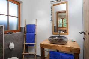 Nhà gỗ Deluxe, quang cảnh núi (incl. cleaning fee 150EUR) | Phòng tắm | Đồ dùng nhà tắm miễn phí, máy sấy tóc, áo choàng tắm 