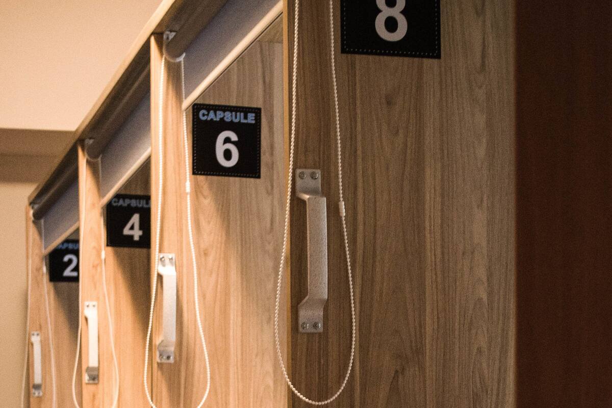 Dormitorio condiviso | Una cassaforte in camera, tende oscuranti, insonorizzazione