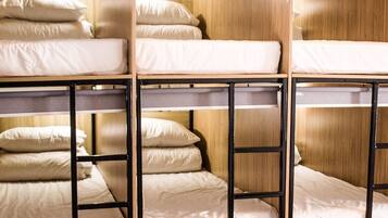 Dormitorio compartido | Caja de seguridad en la habitación, cortinas blackout y insonorización