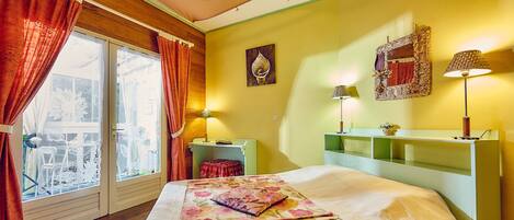 YLANG YLANG | Individually decorated, individually furnished, desk, free WiFi