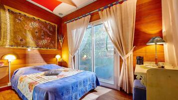 Individuell dekoriert, individuell eingerichtet, Schreibtisch