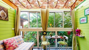 A room with a sofa, two chairs, a table, and a large window with curtains. - Pinpin d'Amour (Saint-Philippe)