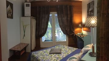 LATANIER | Individually decorated, individually furnished, desk, free WiFi