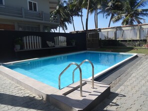 Una piscina al aire libre (de 07:00 a 19:00), tumbonas