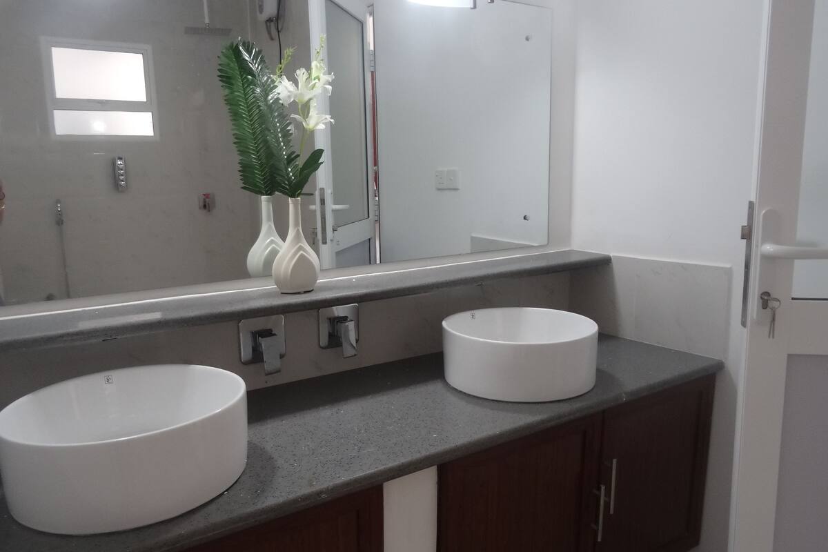 Eenvoudige tweepersoonskamer, 1 tweepersoonsbed, niet-roken, uitzicht op zee | Badkamer | Een douche, een regendouche, gratis toiletartikelen, handdoeken