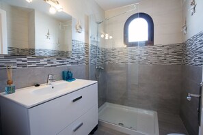 Departamento, 1 habitación, vista al jardín | Baño | Regadera, secadora de cabello, toallas 