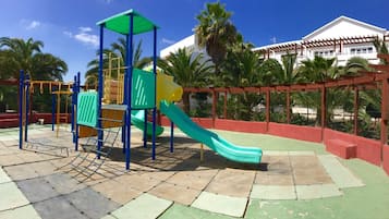 Zona de juegos infantil al aire libre
