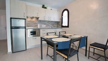 Apartamento, 1 habitación, vistas al jardín | Cocina privada | Frigorífico grande, microondas y placa de cocina