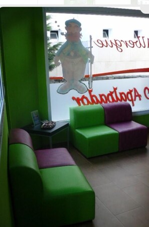 Lobby sitting area - Albergue o Apalpador - Hostel (Melide)
