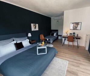 Superior Triple Room | Desk, laptop workspace, free WiFi, bed sheets