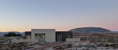 Vista frontal de la propiedad