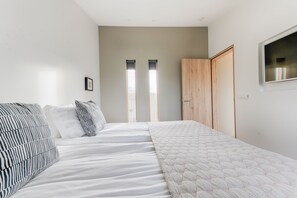 Cortinas blackout, insonorización, wifi gratis y ropa de cama 