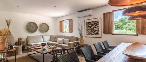 Habitación Deluxe | Sala de estar | Una televisión de pantalla plana