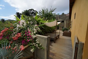 Una televisión de pantalla plana